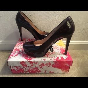 CHINESE LAUNDRY BURGUNDY ROUND TOED HEELS